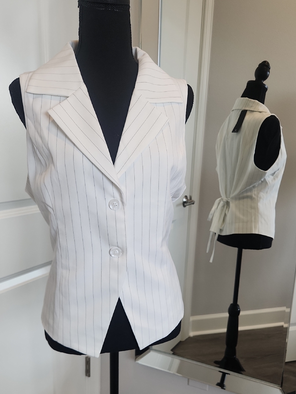 Lulus Chic Viewpoint White Pinstriped Vest Top - Size L